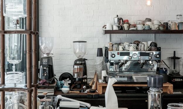 Jaké vybavení by kromě profesionálního kávovaru nemělo chybět ve vaší kavárně?